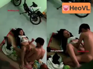 Quay lén hai nữ học sinh vụng trộm trong trọ