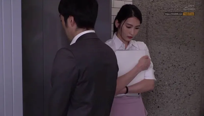 Em thư ký bất hạnh bị quản lý bắt vào nhà trọ phục vụ đối tác